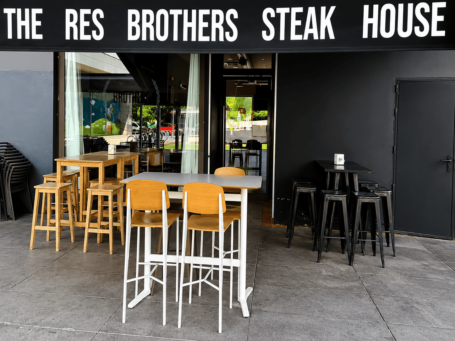 Terraza de Res Brothers Steak House en Sevilla